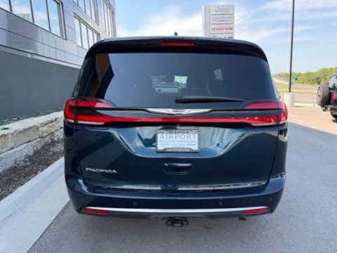 More photos of 2022 Chrysler Pacifica Pinnacle at Airport Chrysler Dodge Jeep Ram, MO