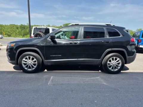 More photos of 2019 Jeep Cherokee Latitude at Airport Chrysler Dodge Jeep Ram, MO