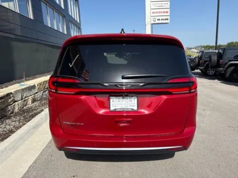 More photos of 2027 Chrysler Pacifica Select at Airport Chrysler Dodge Jeep Ram, MO