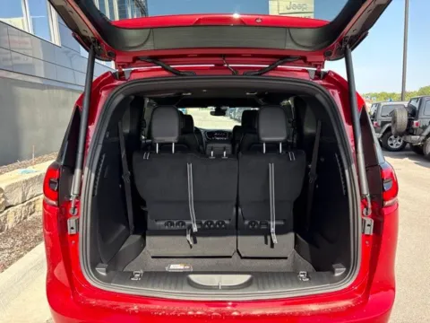 More photos of 2027 Chrysler Pacifica Select at Airport Chrysler Dodge Jeep Ram, MO