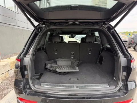 More photos of 2023 Jeep Grand Cherokee Overland at Airport Chrysler Dodge Jeep Ram, MO