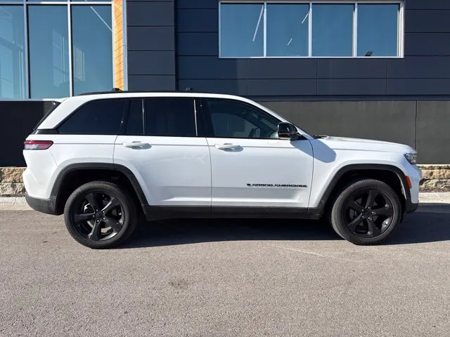 Used 2025 Jeep Grand Cherokee Altitude with VIN 1C4RJHAG3SC365658 for sale in Kansas City