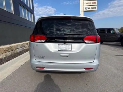 More photos of 2022 Chrysler Voyager LX at Airport Chrysler Dodge Jeep Ram, MO