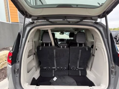 More photos of 2023 Chrysler Pacifica Touring L at Airport Chrysler Dodge Jeep Ram, MO