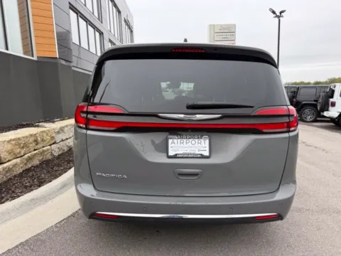 More photos of 2023 Chrysler Pacifica Touring L at Airport Chrysler Dodge Jeep Ram, MO