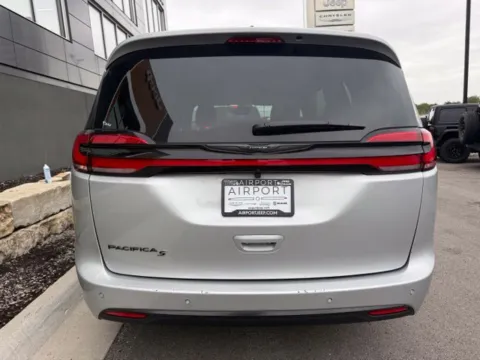 More photos of 2026 Chrysler Pacifica Select at Airport Chrysler Dodge Jeep Ram, MO