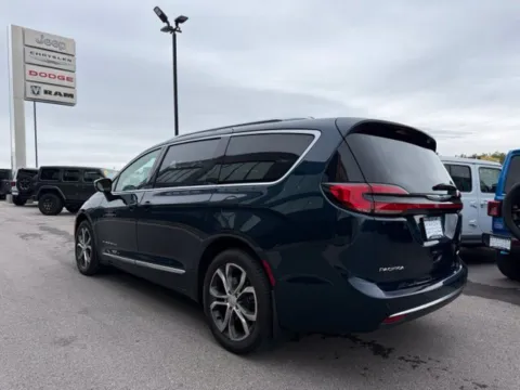 More photos of 2025 Chrysler Pacifica Pinnacle at Airport Chrysler Dodge Jeep Ram, MO