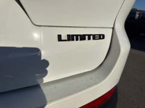 More photos of 2024 Jeep Grand Cherokee L Limited at Airport Chrysler Dodge Jeep Ram, MO
