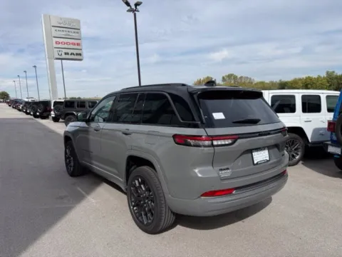 More photos of 2027 Jeep Grand Cherokee Summit at Airport Chrysler Dodge Jeep Ram, MO