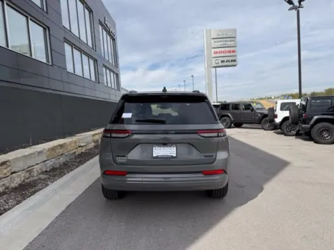 More photos of 2027 Jeep Grand Cherokee Summit at Airport Chrysler Dodge Jeep Ram, MO