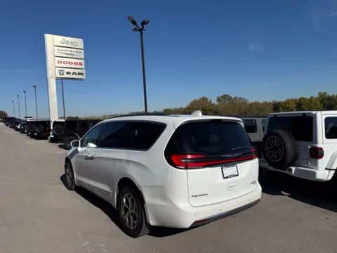 More photos of 2021 Chrysler Pacifica Limited at Airport Chrysler Dodge Jeep Ram, MO