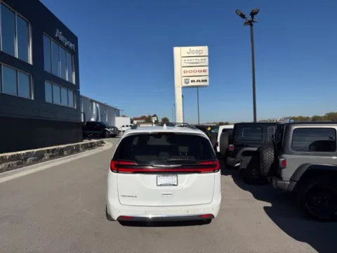 More photos of 2021 Chrysler Pacifica Touring L at Airport Chrysler Dodge Jeep Ram, MO