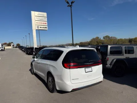 More photos of 2021 Chrysler Pacifica Touring L at Airport Chrysler Dodge Jeep Ram, MO