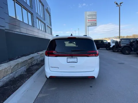 More photos of 2026 Chrysler Pacifica Select at Airport Chrysler Dodge Jeep Ram, MO