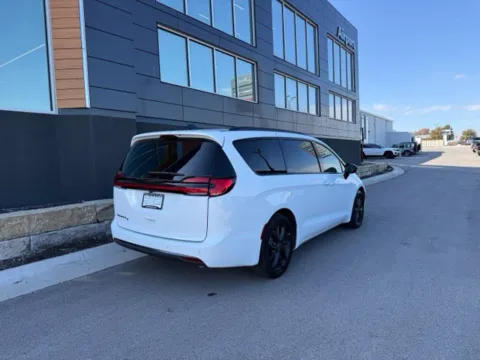 Another view of 2026 Chrysler Pacifica Select for sale in Platte City, MO at Airport Chrysler Dodge Jeep Ram
