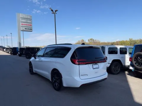 More photos of 2026 Chrysler Pacifica Select at Airport Chrysler Dodge Jeep Ram, MO