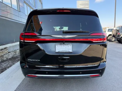 More photos of 2026 Chrysler Pacifica Select at Airport Chrysler Dodge Jeep Ram, MO