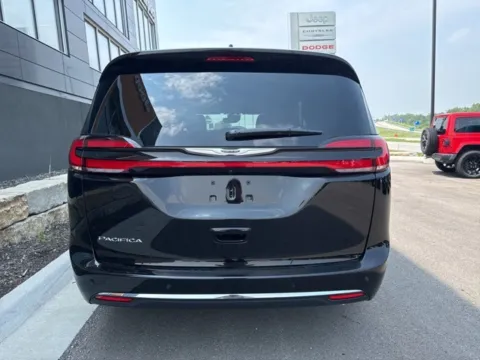 More photos of 2025 Chrysler Pacifica Select at Airport Chrysler Dodge Jeep Ram, MO