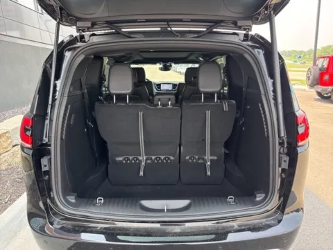 More photos of 2025 Chrysler Pacifica Select at Airport Chrysler Dodge Jeep Ram, MO