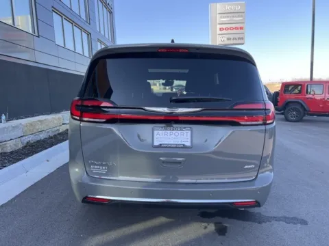 More photos of 2025 Chrysler Pacifica Select at Airport Chrysler Dodge Jeep Ram, MO