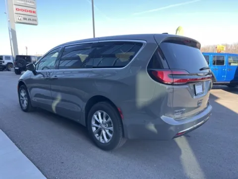 More photos of 2025 Chrysler Pacifica Select at Airport Chrysler Dodge Jeep Ram, MO
