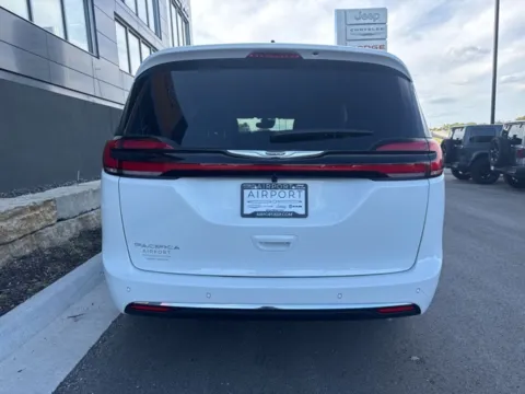 More photos of 2026 Chrysler Pacifica Select at Airport Chrysler Dodge Jeep Ram, MO