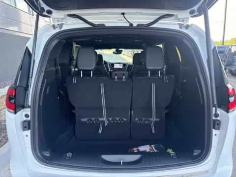 More photos of 2026 Chrysler Pacifica Select at Airport Chrysler Dodge Jeep Ram, MO