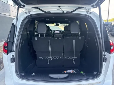 More photos of 2026 Chrysler Pacifica Select at Airport Chrysler Dodge Jeep Ram, MO