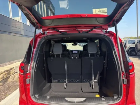 More photos of 2026 Chrysler Pacifica Select at Airport Chrysler Dodge Jeep Ram, MO