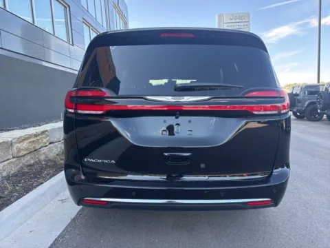 More photos of 2026 Chrysler Pacifica Select at Airport Chrysler Dodge Jeep Ram, MO