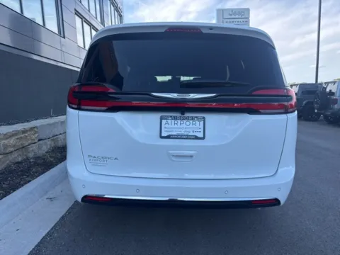 More photos of 2026 Chrysler Pacifica Select at Airport Chrysler Dodge Jeep Ram, MO