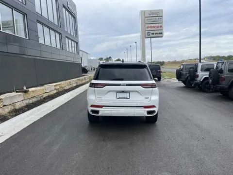 More photos of 2022 Jeep Grand Cherokee Summit at Airport Chrysler Dodge Jeep Ram, MO