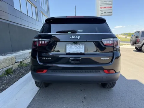 More photos of 2022 Jeep Compass Latitude at Airport Chrysler Dodge Jeep Ram, MO