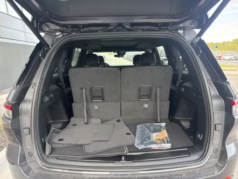 More photos of 2025 Jeep Grand Cherokee L Limited at Airport Chrysler Dodge Jeep Ram, MO