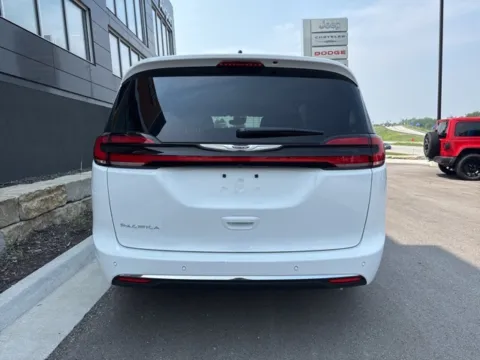 More photos of 2025 Chrysler Pacifica Select at Airport Chrysler Dodge Jeep Ram, MO