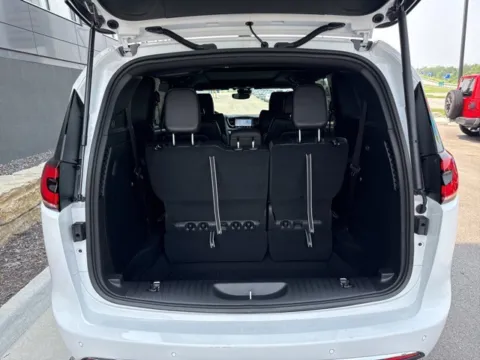 More photos of 2025 Chrysler Pacifica Select at Airport Chrysler Dodge Jeep Ram, MO