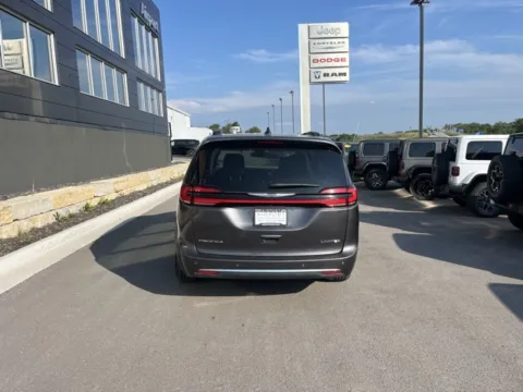 More photos of 2023 Chrysler Pacifica Limited at Airport Chrysler Dodge Jeep Ram, MO