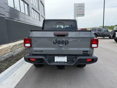 More photos of 2022 Jeep Gladiator Altitude at Airport Chrysler Dodge Jeep Ram, MO