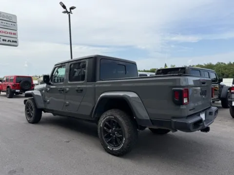 More photos of 2022 Jeep Gladiator Altitude at Airport Chrysler Dodge Jeep Ram, MO