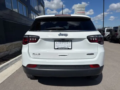 More photos of 2022 Jeep Compass Latitude Lux at Airport Chrysler Dodge Jeep Ram, MO