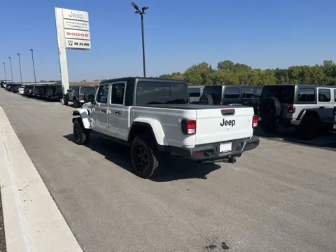More photos of 2022 Jeep Gladiator Willys at Airport Chrysler Dodge Jeep Ram, MO