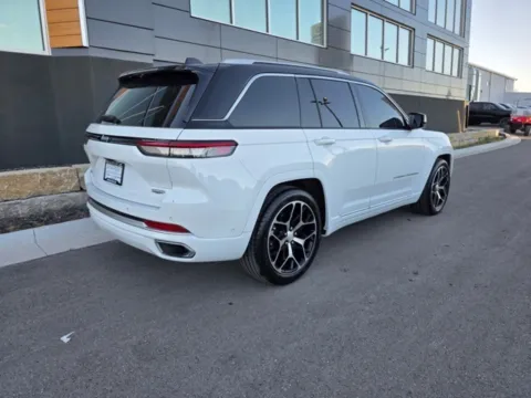 More photos of 2022 Jeep Grand Cherokee Summit at Airport Chrysler Dodge Jeep Ram, MO