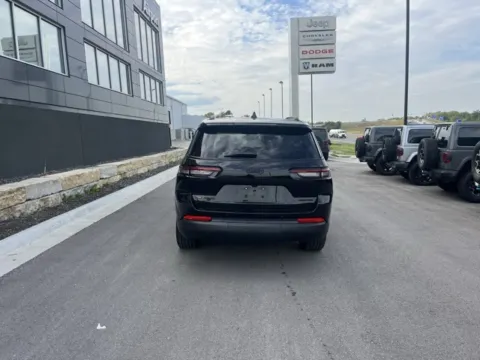 More photos of 2022 Jeep Grand Cherokee L Limited at Airport Chrysler Dodge Jeep Ram, MO