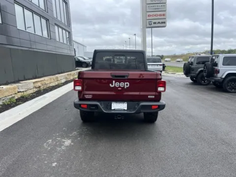 More photos of 2022 Jeep Gladiator Overland at Airport Chrysler Dodge Jeep Ram, MO