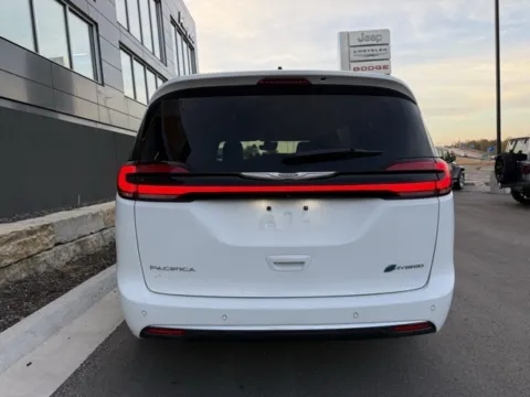 More photos of 2023 Chrysler Pacifica Hybrid Pinnacle at Airport Chrysler Dodge Jeep Ram, MO