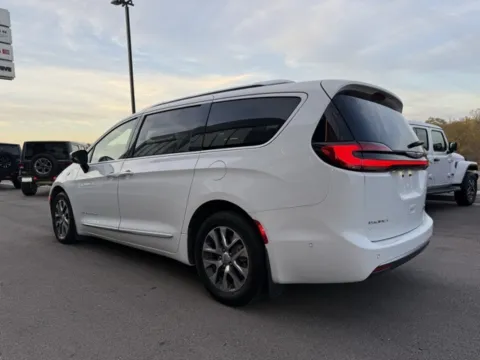 More photos of 2023 Chrysler Pacifica Hybrid Pinnacle at Airport Chrysler Dodge Jeep Ram, MO