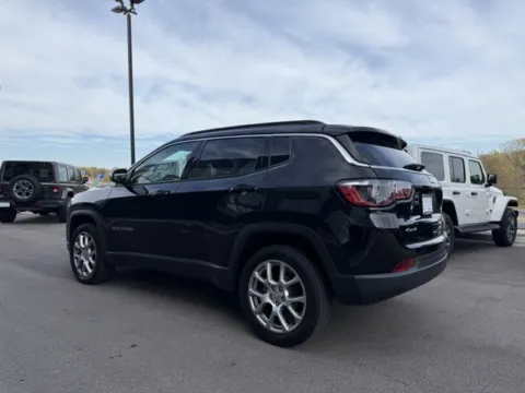 More photos of 2022 Jeep Compass Latitude Lux at Airport Chrysler Dodge Jeep Ram, MO