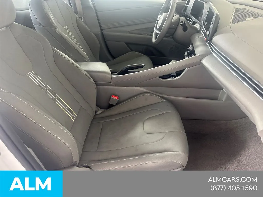 2025 Hyundai Elantra SEL - Photo 16