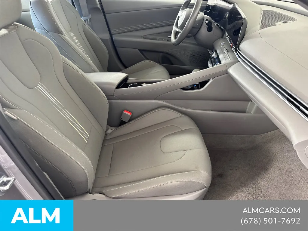 2025 Hyundai Elantra SEL - Photo 16