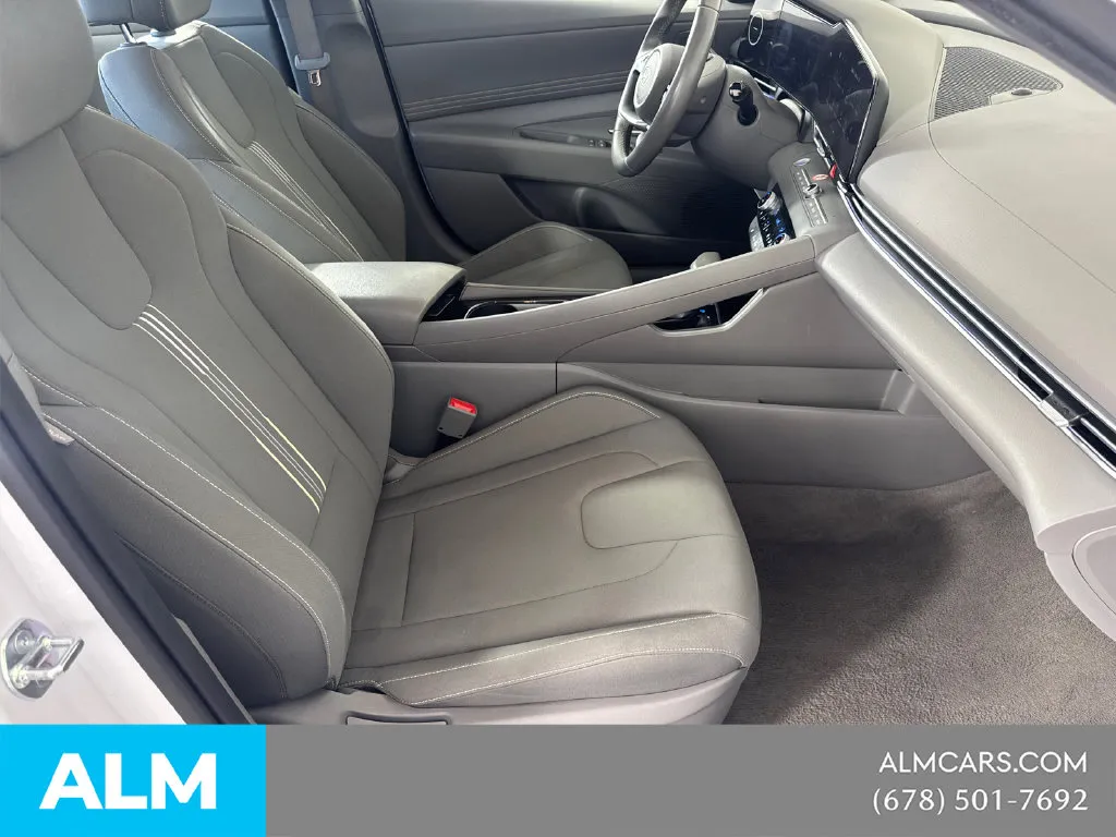 2025 Hyundai Elantra SEL - Photo 16